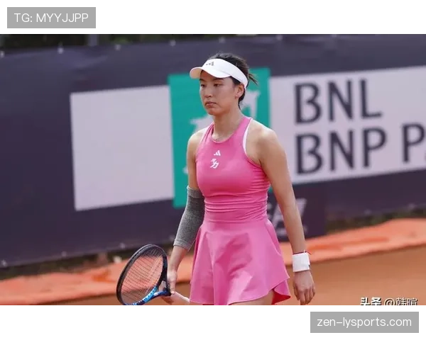 王欣瑜训练场上像机器人，今天穿了双破洞拖鞋走比赛场边的我笑出声